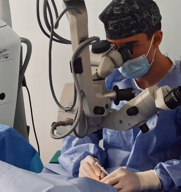 Dr. Juan J. Prados Carmona operando con microscopio quirúrgico